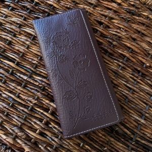 Purple wallet with flower engravement